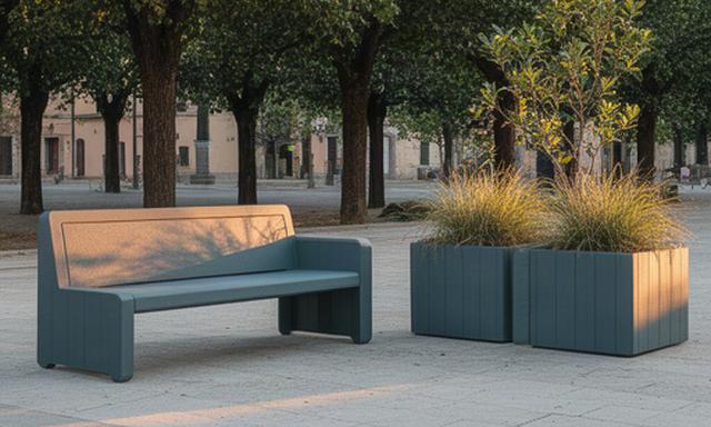 Panchina e fioriere in plastica riciclata installate in una piazza alberata delle Marche